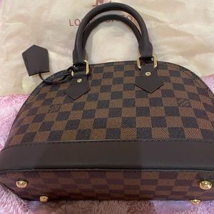 Non authentic great looking Louis Vuitton small bag with dust cover